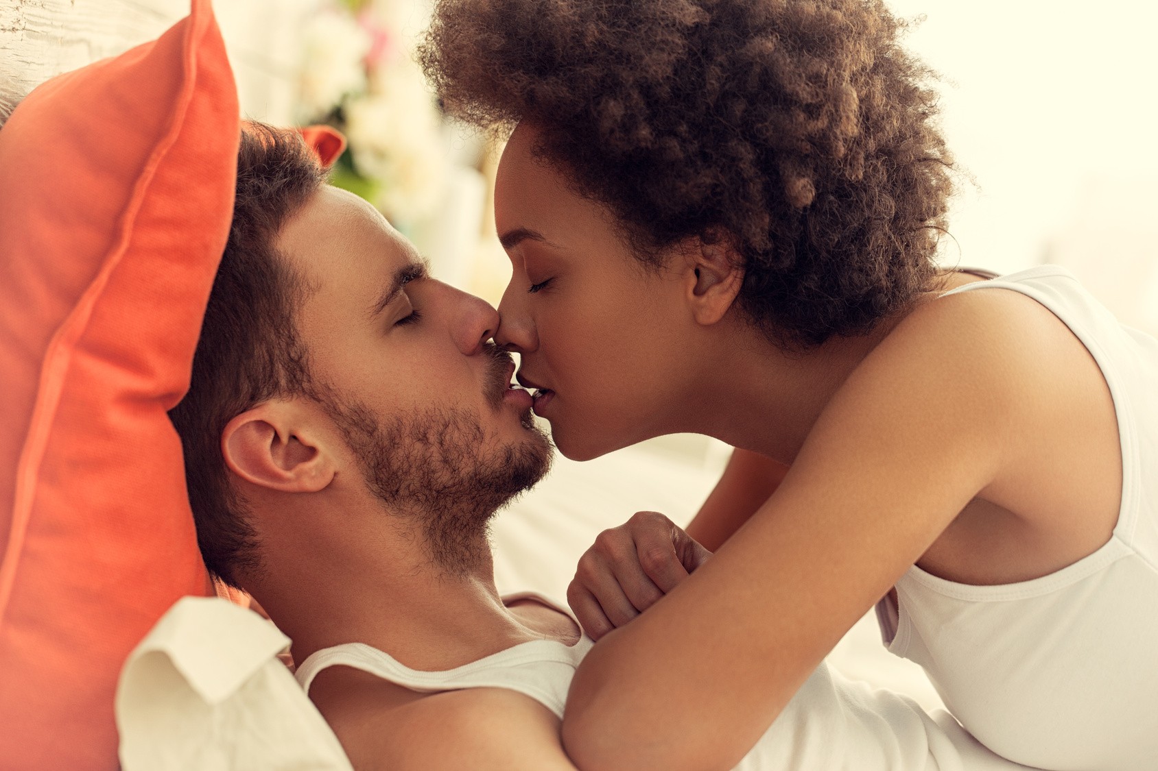 8 Diseases You Can Get From Kissing Aid the student